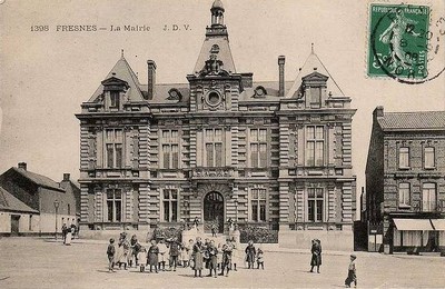 La mairie de Fresnes-sur-Escaut (vers 1908) sur une carte postale ancienne