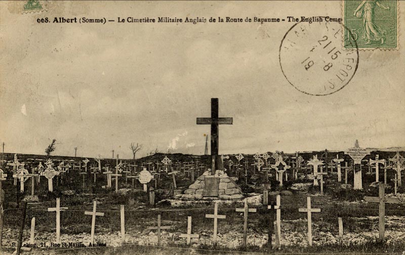 Le cimetière anglais de la route de Bapaume à Albert (vers 1919) sur une carte postale ancienne