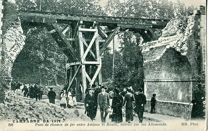 Pont de chemin de fer entre Amiens et Rouen detruit par les Allemands sur une carte postale ancienne