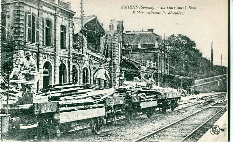La gare Saint-Roch à Amiens - Soldats enlevant les décombres sur une carte postale ancienne