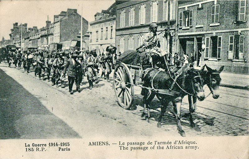 Le passage de l'Armee d'Afrique à Amiens sur une carte postale ancienne