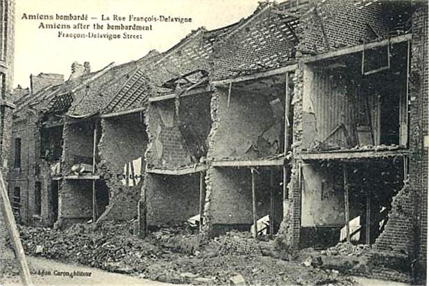Amiens bombardée en 1916 sur une carte postale ancienne
