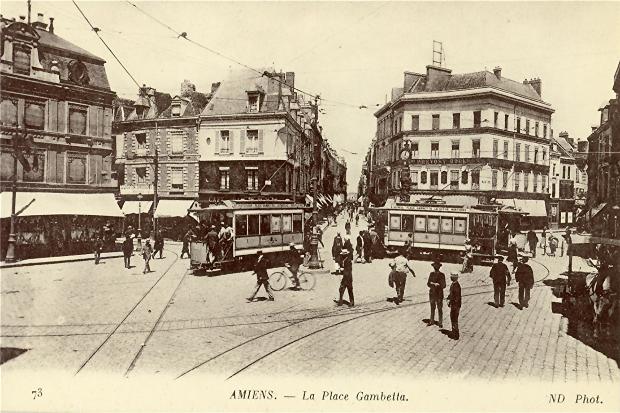 La Place Gambetta à Amiens sur une carte postale ancienne