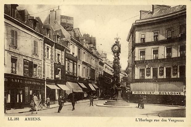 L'horloge rue des Vergeaux à Amiens sur une carte postale ancienne