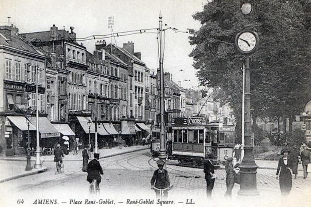 La Place René Goblet à Amiens sur une carte postale ancienne