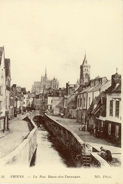 La Rue Basse des Tanneurs à Amiens sur une carte postale ancienne