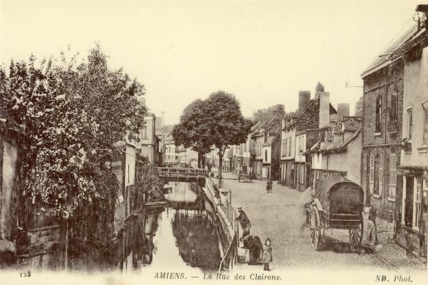 La Rue des Clairons à Amiens sur une carte postale ancienne