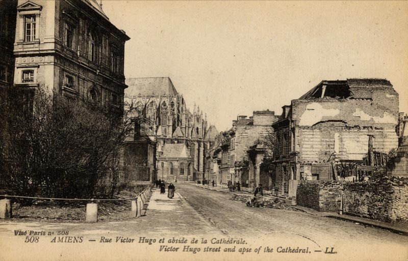 La rue Victor Hugo et l'Abside de la Cathédrale sur une carte postale ancienne