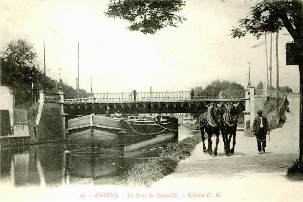 Le Pont de Beauville à Amiens sur une carte postale ancienne