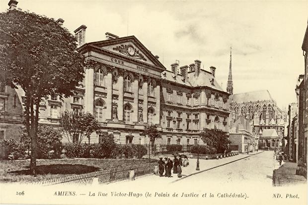 Le rue Victor Hugo à Amiens sur une carte postale ancienne