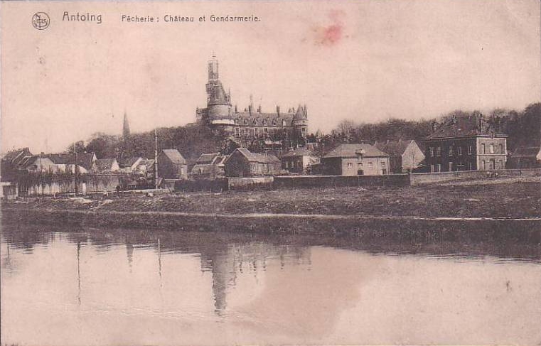 Le château et la gendarmerie d'Antoing sur une carte postale ancienne