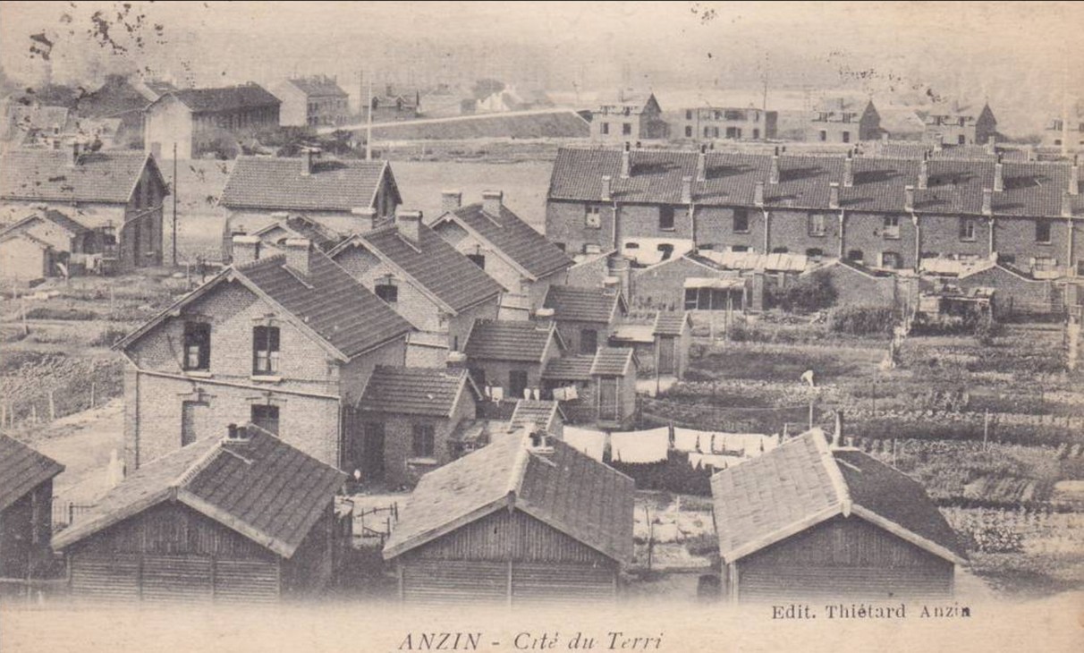 Cités de la fosse Bleuse Borne des mines d'Anzin sur une carte postale ancienne