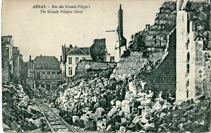 La rue des Grands Vieziers à Arras sur une carte postale ancienne