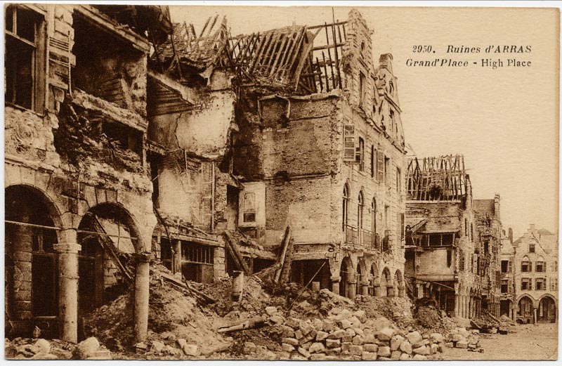 La grand place d'Arras en ruines sur une carte postale ancienne