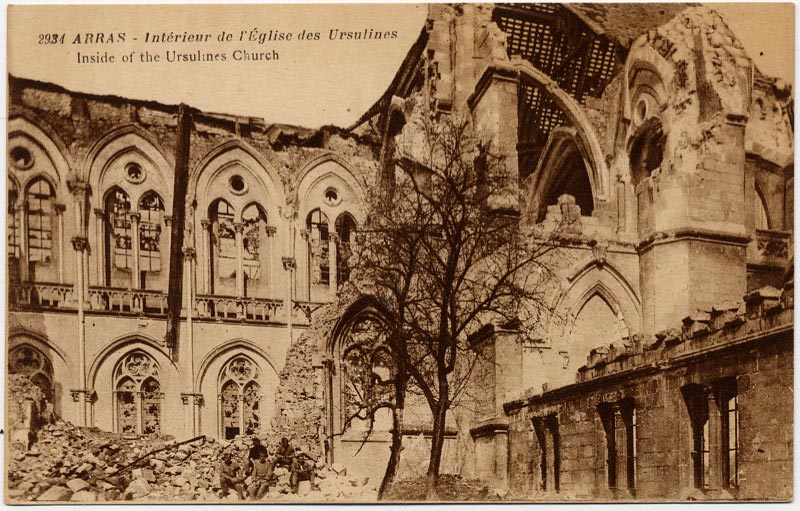 L'intérieur de l'église des Ursulines en ruines à Arras sur une carte postale ancienne