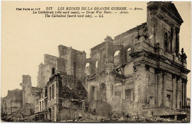 La cathédrale d'Arras en ruines pendant la Grande Guerre sur une carte postale ancienne