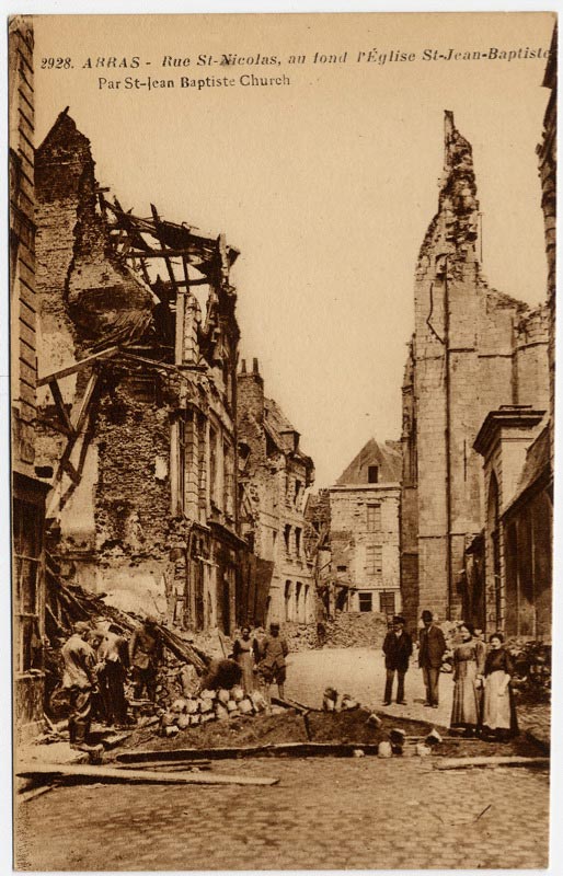 La rue Saint-Nicolas après la Grande Guerre sur une carte postale ancienne