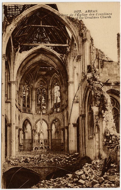 L'intérieur de l'église des ursulines après la Grande Guerre sur une carte postale ancienne