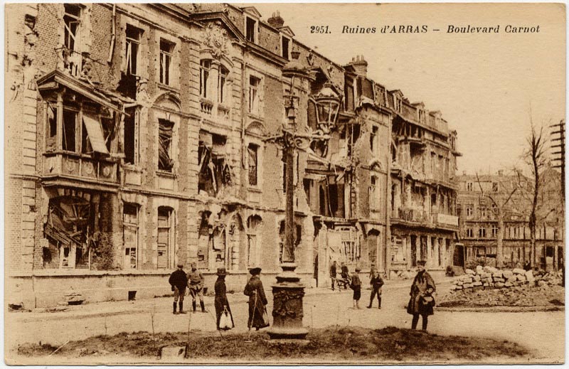 Le Boulevard Carnot à Arras pendant la Grande Guerre sur une carte postale ancienne