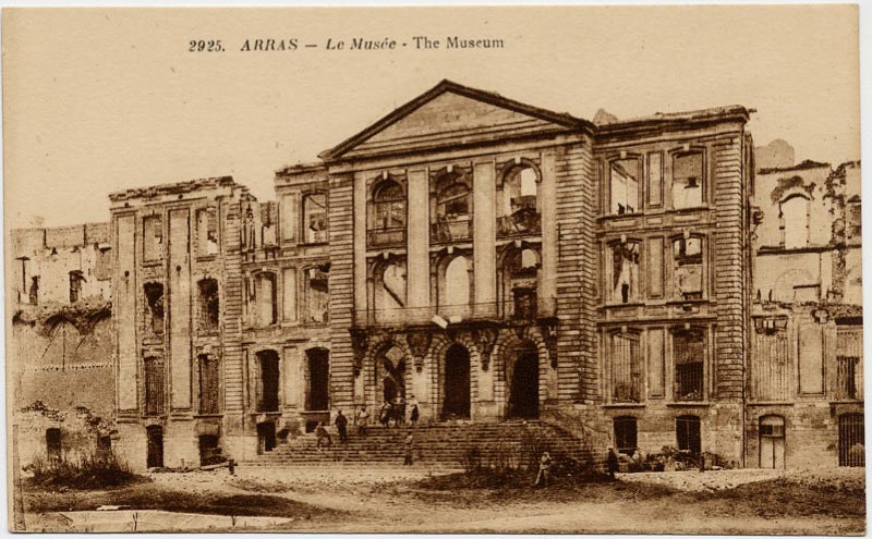 Le musée d'Arras en ruines sur une carte postale ancienne