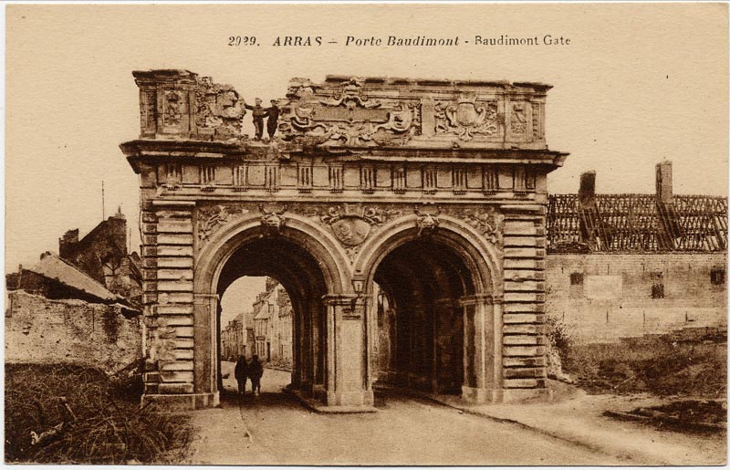 La Porte Baudimont à Arras sur une carte postale ancienne