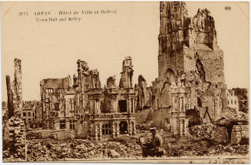 Les ruines de l'Hotel de Ville et du beffroi d'Arras sur une carte postale ancienne