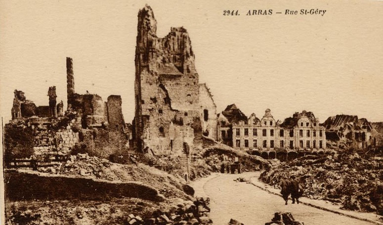 La rue Saint-Gery en ruines après la Grande Guerre sur une carte postale ancienne
