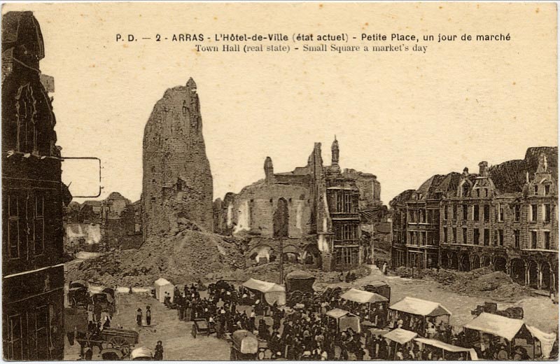 Jour de marché dans un Arras en ruines sur une carte postale ancienne