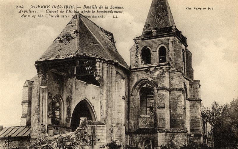 Le chevet de l'église d'Arvilliers après la Bataille de la Somme sur une carte postale ancienne