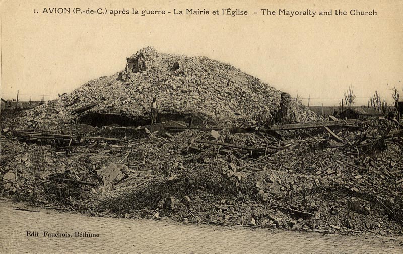 La mairie et l'église d'Avion après la Première Guerre Mondiale sur une carte postale ancienne