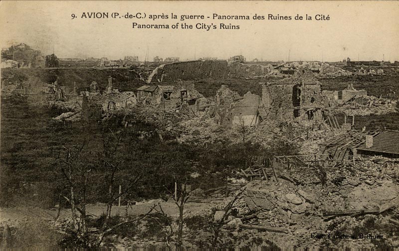 Avion en ruines après la Grande Guerre sur une carte postale ancienne