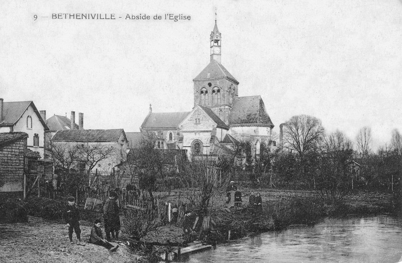 L'abside de l'église de Bétheniville  sur une carte postale ancienne