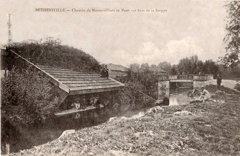 Le Chemin de Moronvilliers et un pont sur un bras de la Suippe sur une carte postale ancienne