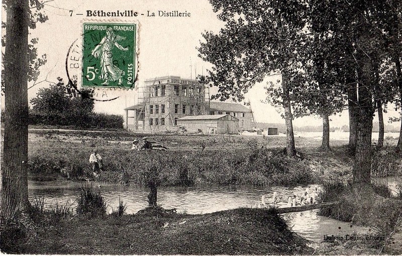 La distillerie à Bétheniville sur une carte postale ancienne