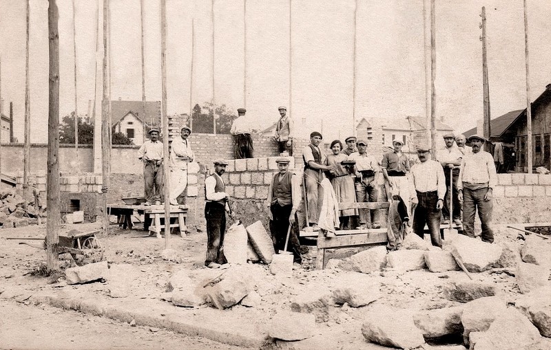 La reconstruction du Goulet-Turpin à Bétheniville (1924) sur une carte postale ancienne