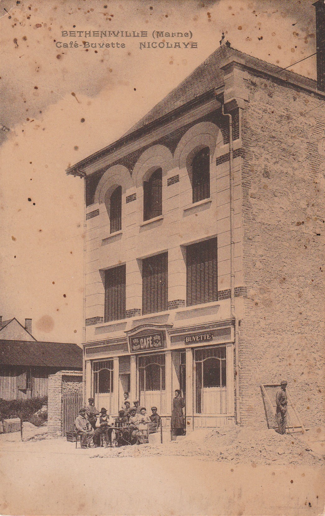Le Café-Buvette Nicolaye à Bétheniville sur une carte postale ancienne