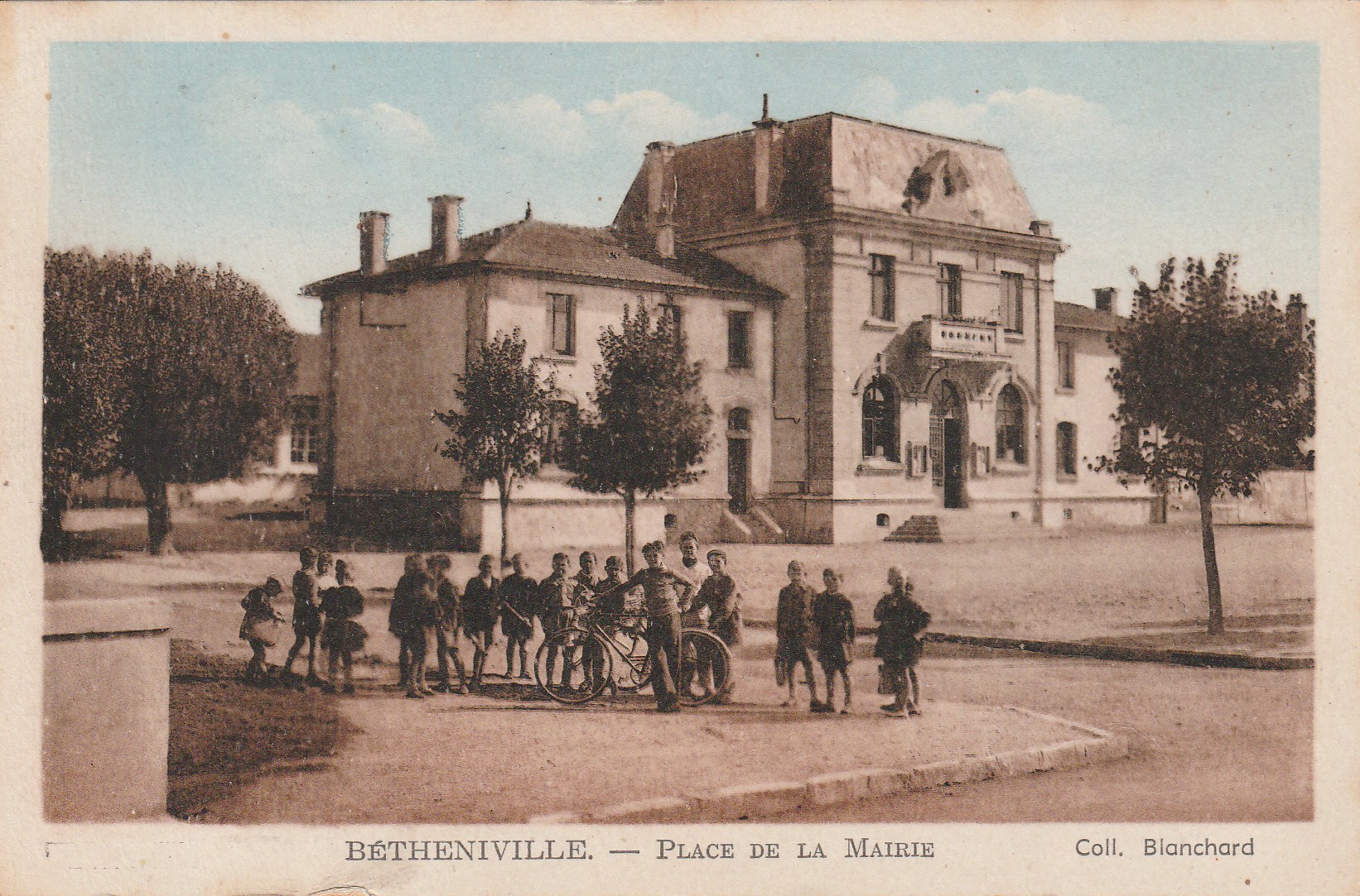 La place de la Mairie à Bétheniville en juillet 1947 sur une carte postale ancienne