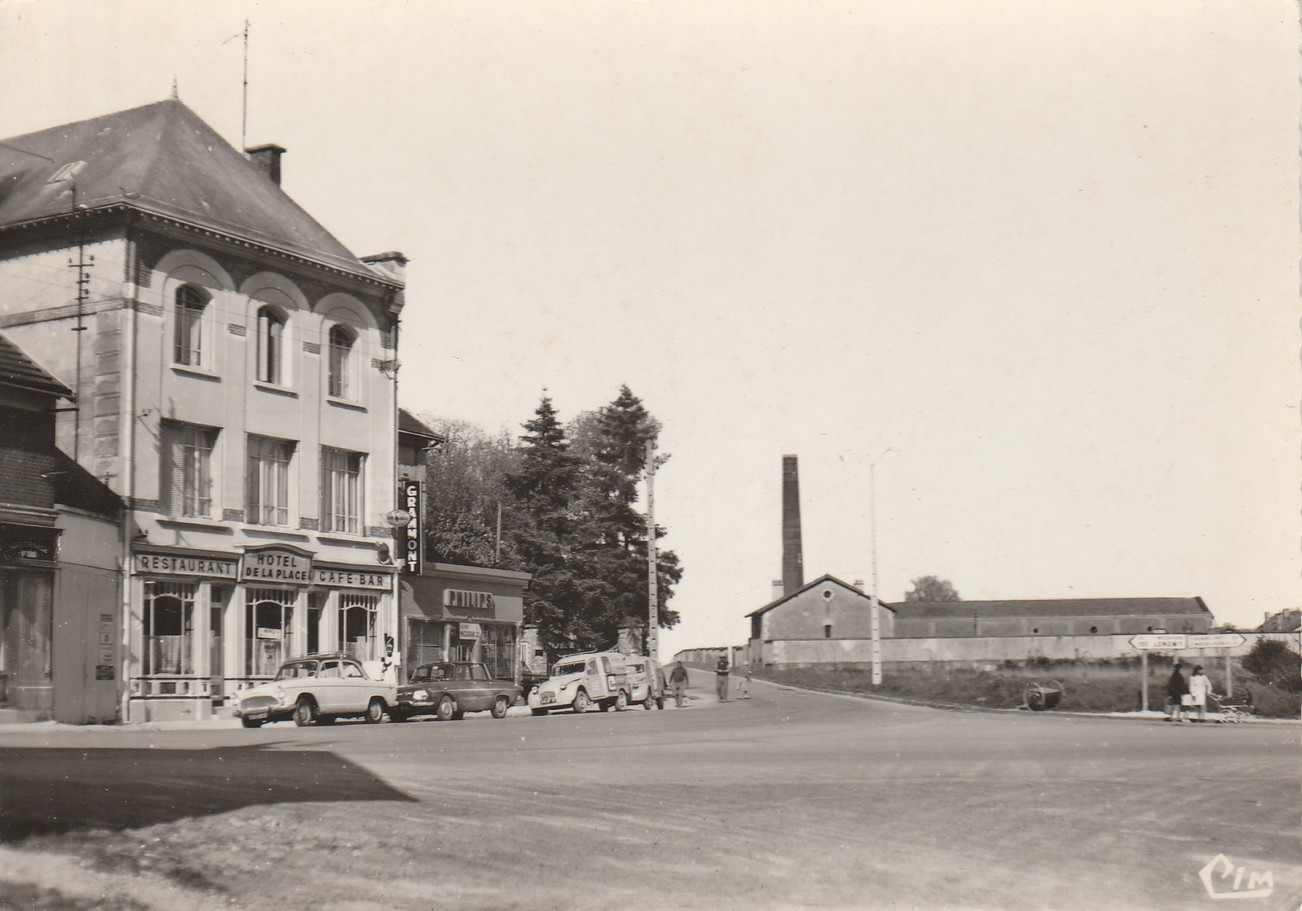 La Place du 8 mai à Bétheniville, avec vue sur l'Hôtel de la Place sur une carte postale ancienne