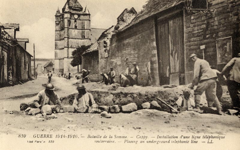 Installation d'une ligne téléphonique à Cappy pendant la Bataille de la Somme sur une carte postale ancienne
