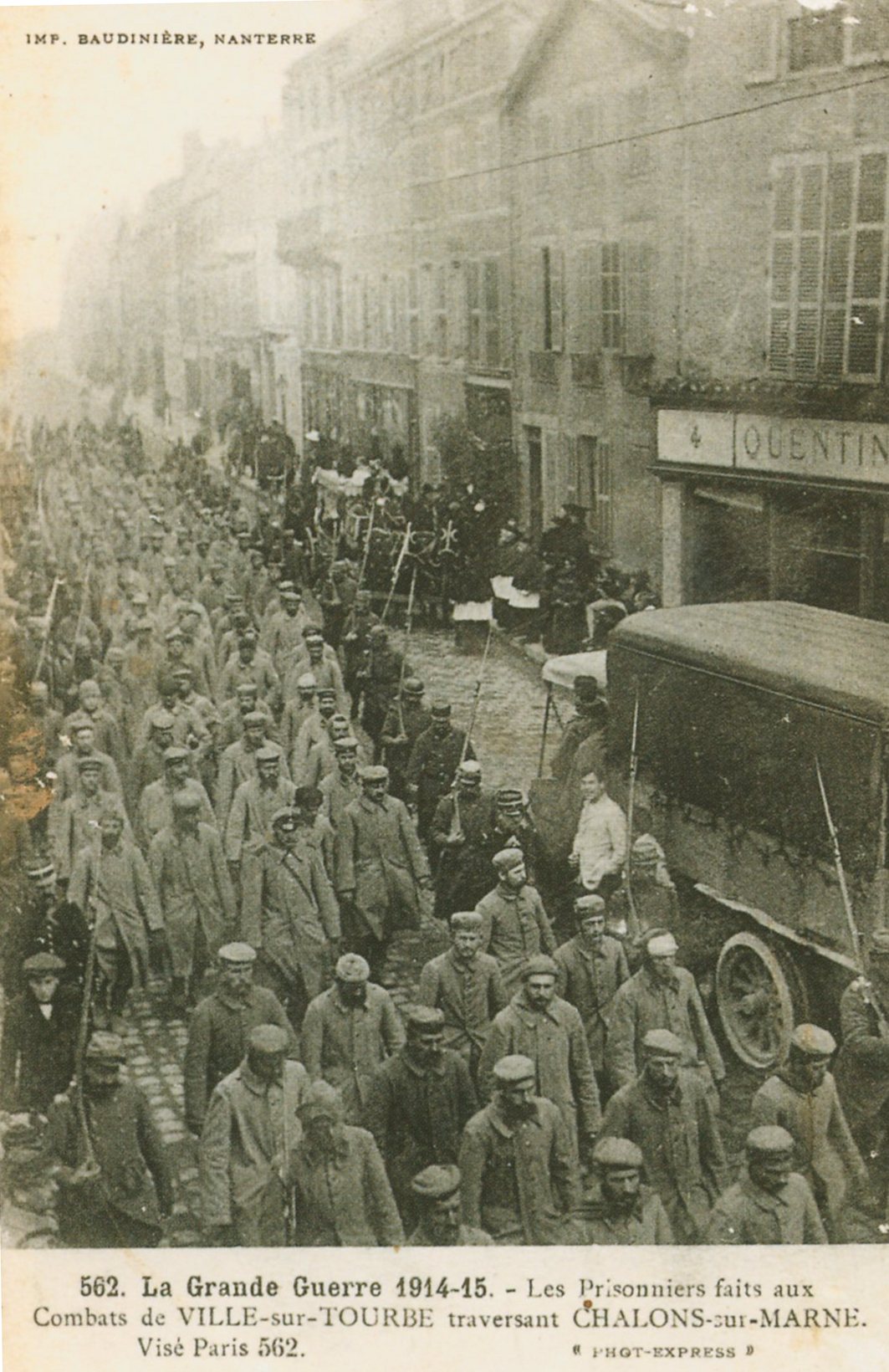 Prisonniers faits aux combats de Ville-sur-Tourbe traversant Châlons-sur-Marne sur une carte postale ancienne