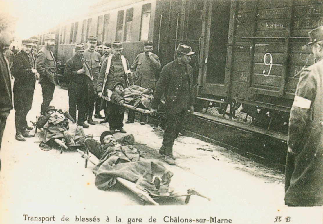 Transport de blessés à la gare de Châlons-sur-Marne sur une carte postale ancienne