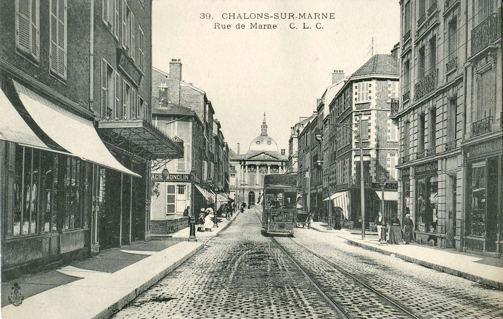 Rue de Marne à Châlons-sur-Marne sur une carte postale ancienne