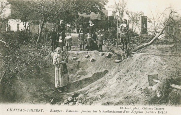 Trou produit par le bombardement d'un Zeppelin à  Château-Thierry sur une carte postale ancienne