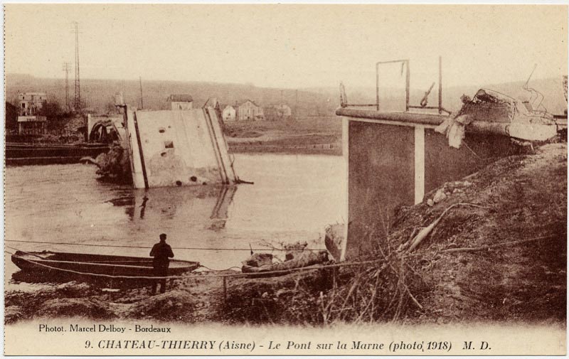 Le pont sur la Marne à Château-Thierry (photo 1918) sur une carte postale ancienne