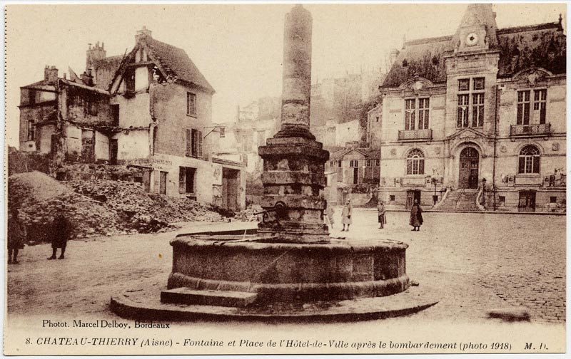 La Fontaine et la Place de l'Hôtel de Ville après le bombardement de Château-Thierry (photo 1918) sur une carte postale ancienne