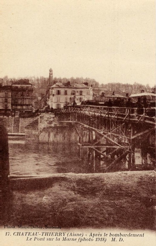 Le pond de la Marne après le bonbardement de Château-Thierry (photo 1918) sur une carte postale ancienne