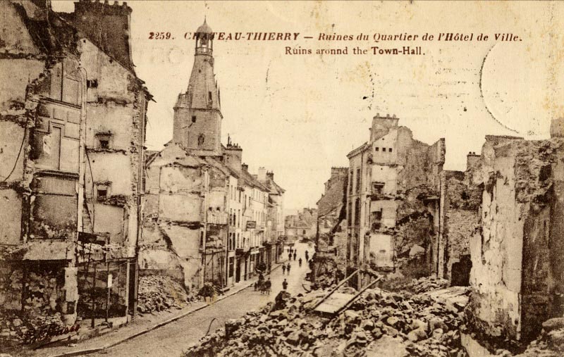 Les ruines du quartier de l'Hôtel de Ville à Château-Thierry sur une carte postale ancienne
