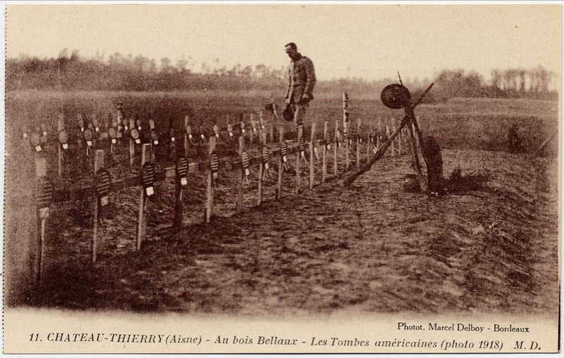 Les tombes américaines au Bois Belleaux (photo 1918) sur une carte postale ancienne