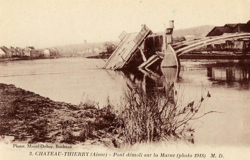 Pont démoli sur la Marne à Château-Thierry (photo 1918) sur une carte postale ancienne