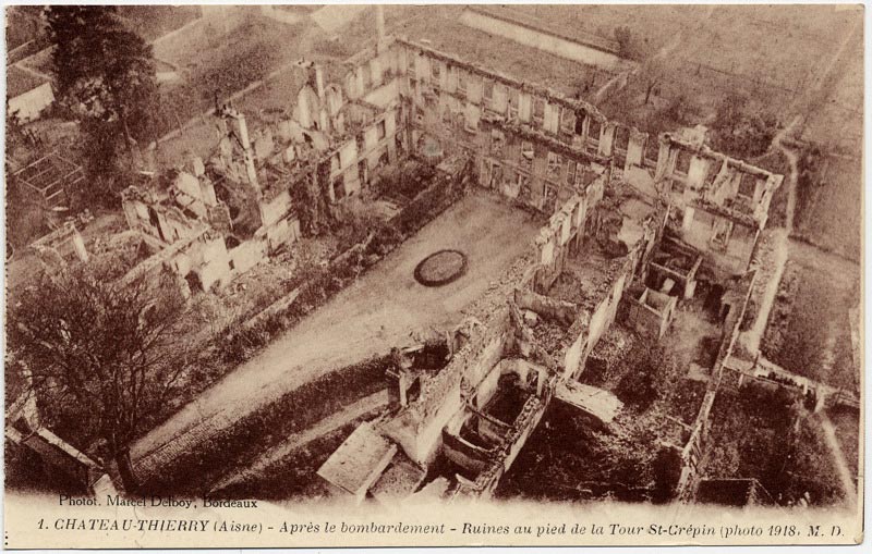 Ruines au pied de la Tour Saint Crépin après le bombardement de Château-Thierry (photo 1918) sur une carte postale ancienne